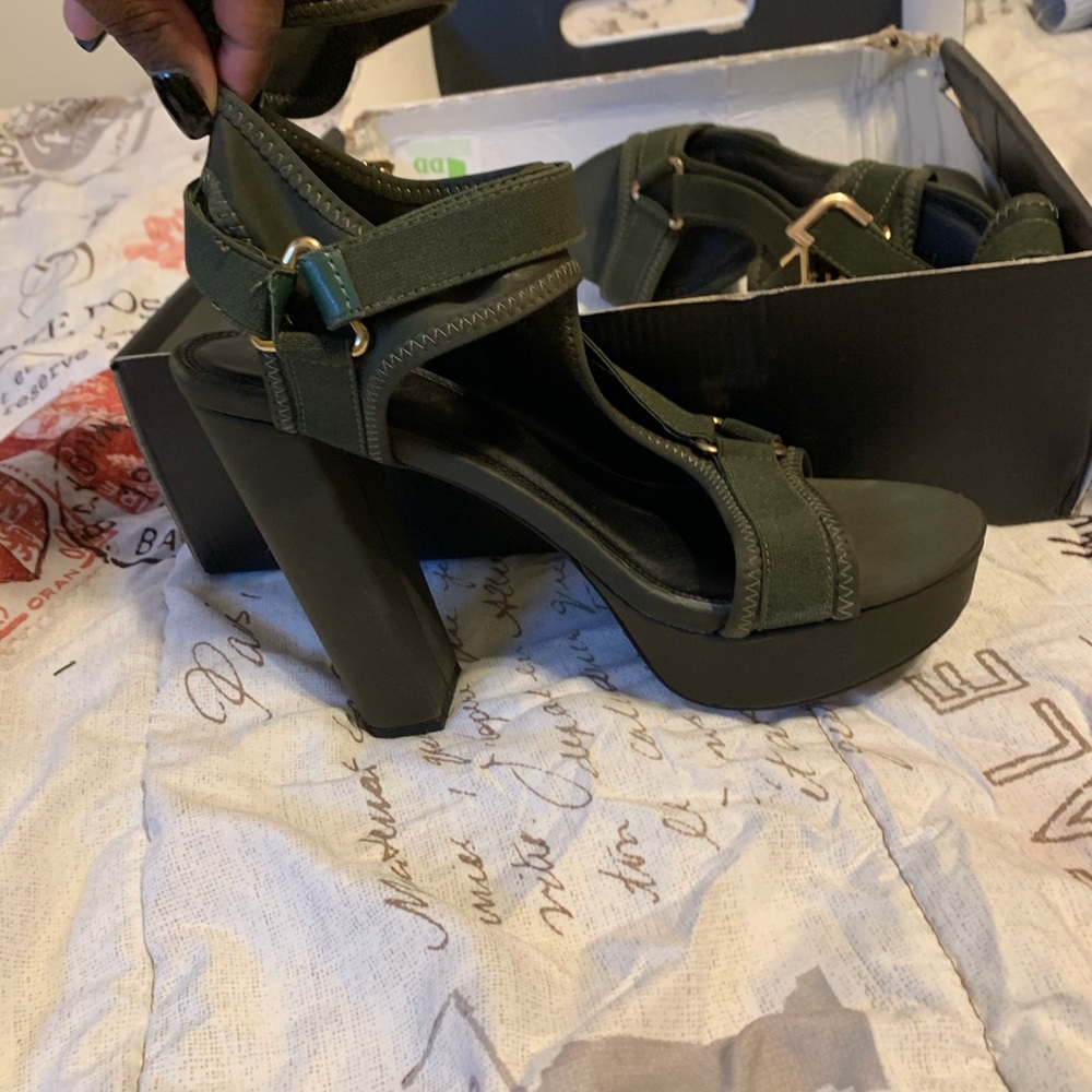 Heels - Picture 2 of 3